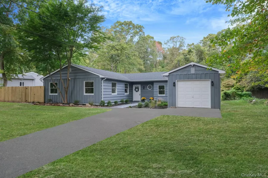 11 Wildwood RD, Ridge, NY 11961