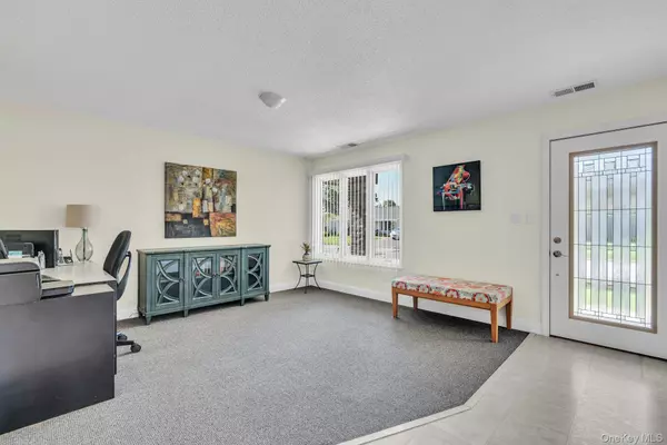 Holbrook, NY 11741,36 Summerwood RD