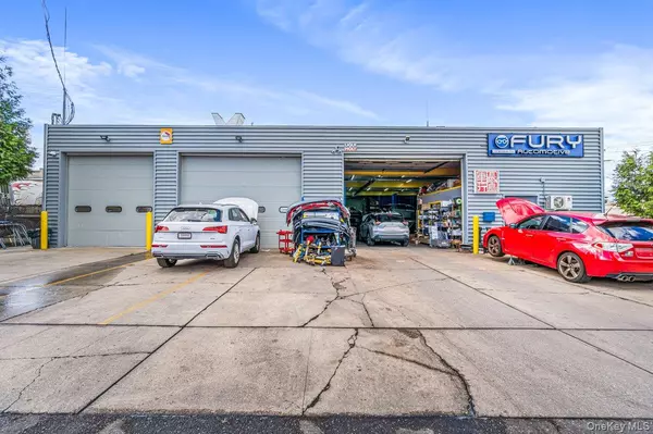 15 Windsor CT, Mineola, NY 11501