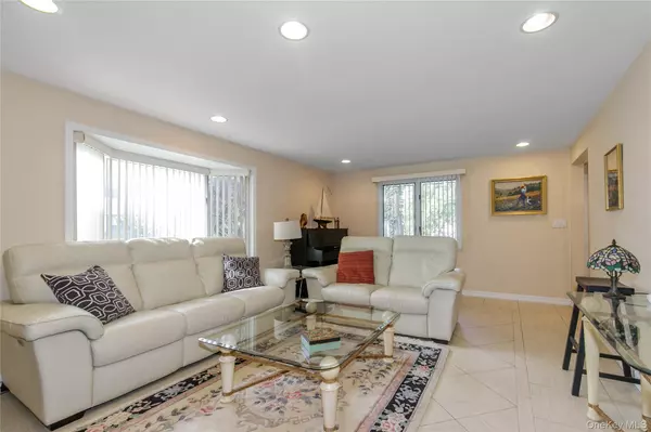Great Neck, NY 11020,7 Robbins LN