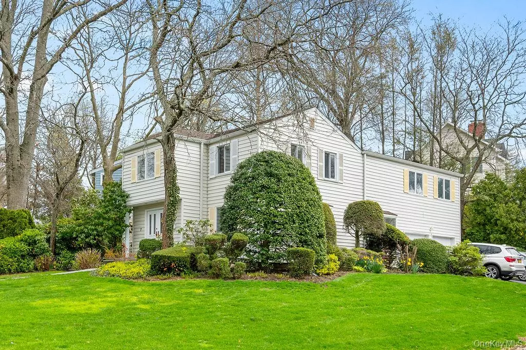 Great Neck, NY 11020,7 Robbins LN