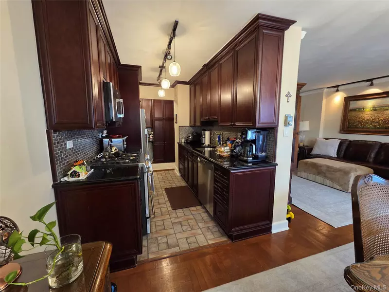 18-05 215th ST #15G, Bayside, NY 11360