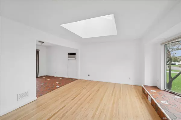 Commack, NY 11725,11 Montrose DR