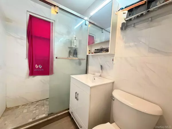 Fresh Meadows, NY 11365,58-23 192nd ST