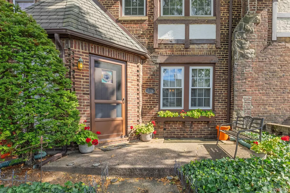 Mineola, NY 11501,338 Bauer PL