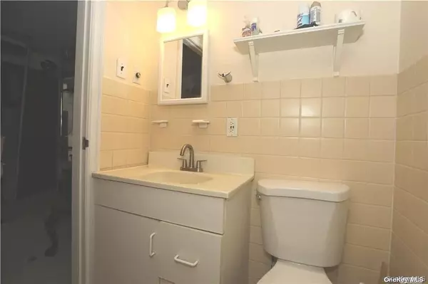 Roslyn, NY 11576,1392 Old Northern BLVD