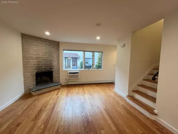 Port Washington, NY 11050,42 Sintsink DR #13