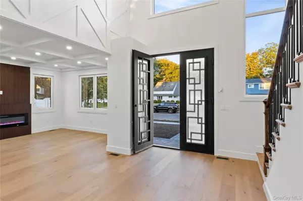 Westbury, NY 11590,182 Friends LN