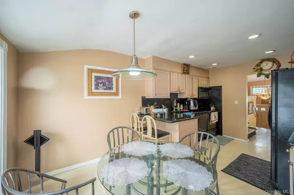 Westbury, NY 11590,15 Jackie DR