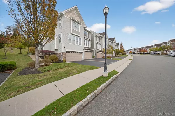 New Windsor, NY 12553,1404 Hawthorn WAY