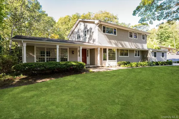 16 Tuxedo DR, Melville, NY 11747