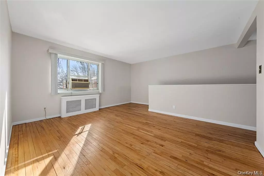 Queens Village, NY 11427,220-06 Stronghurst AVE #Upper