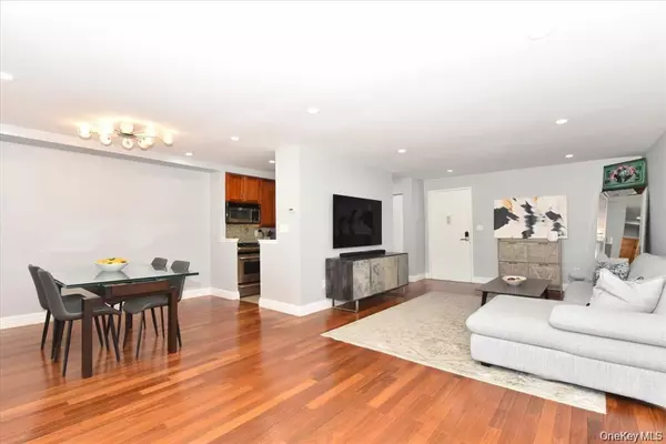 Great Neck, NY 11023,320 East Shore Road #2-A