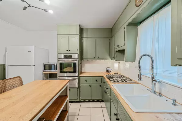 Farmingville, NY 11738,15 Raymond AVE