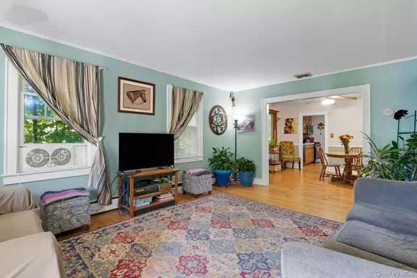 Huntington, NY 11743,24 Overlook DR