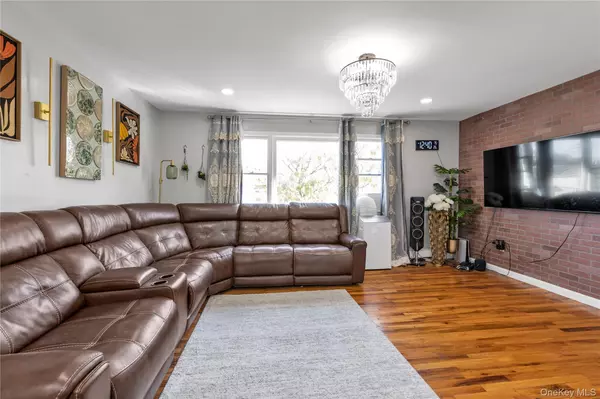 Springfield Gardens, NY 11413,146-06 228th ST