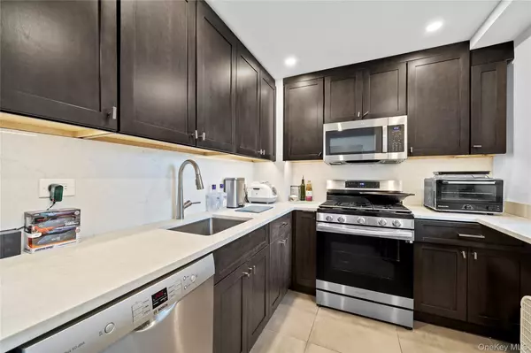 Rego Park, NY 11374,61-25 97th ST #12-M