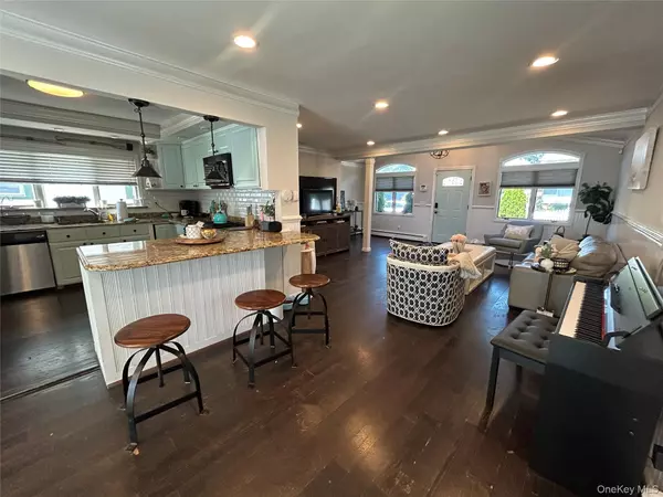 Bayville, NY 11709,6 Charles PL