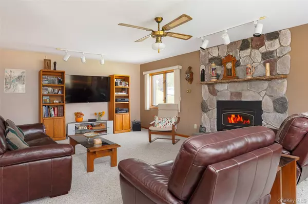 Pleasant Valley, NY 12569,2 English WAY