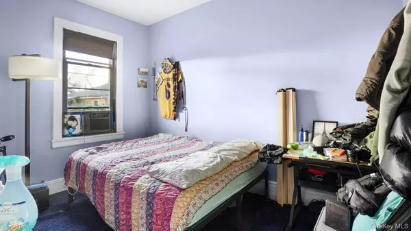 Hollis, NY 11423,93-45 202nd ST