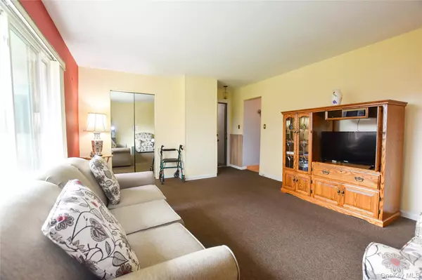 North Babylon, NY 11703,112 Edmunton DR #C4