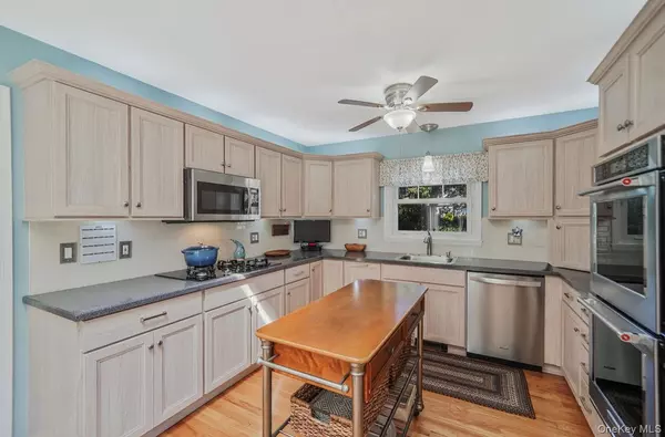 Bellport, NY 11713,50 Head Of The Neck RD