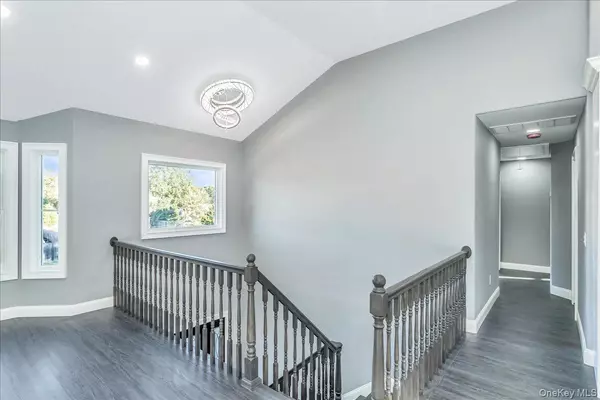 Coram, NY 11727,26 Gabon LN