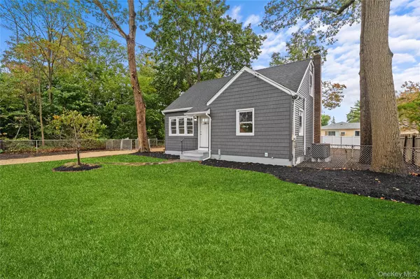 78 Phelps LN, North Babylon, NY 11703
