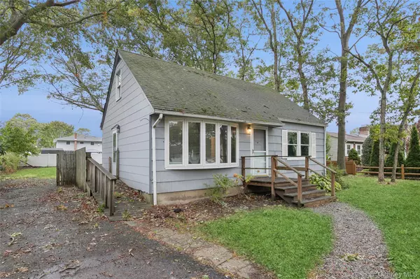 15 Poncho DR, Mastic, NY 11950