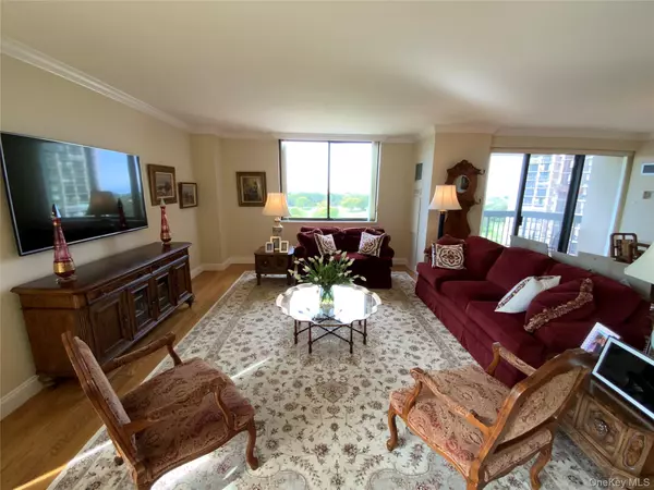 Floral Park, NY 11005,27010 Grand Central Pkwy #12O