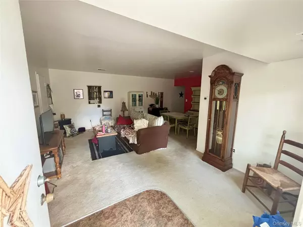 Coram, NY 11727,25 Cheyenne CT #25