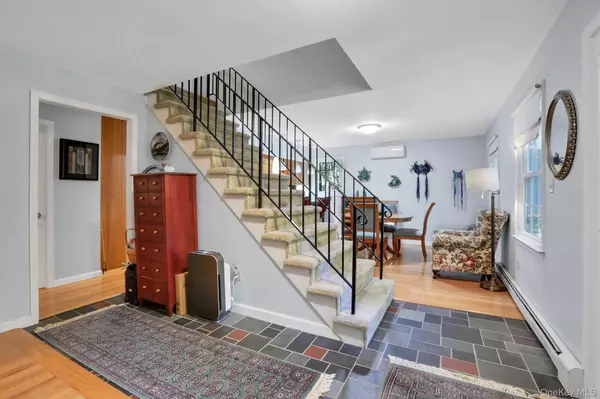 New Paltz, NY 12561,1033 Old Post RD