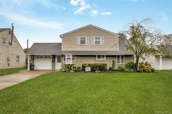45 Shotgun LN, Levittown, NY 11756