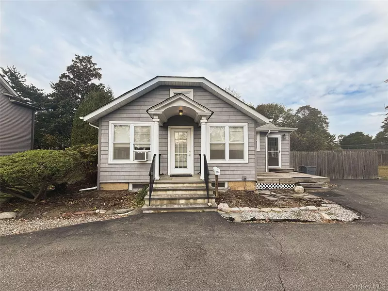 17 Lakeland AVE #A, Sayville, NY 11782