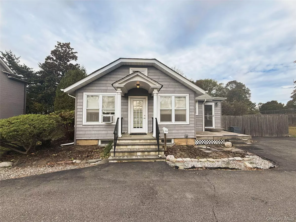 Sayville, NY 11782,17 Lakeland AVE #A