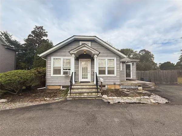 17 Lakeland AVE #A, Sayville, NY 11782