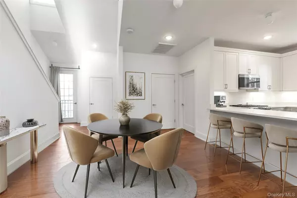 East Meadow, NY 11554,404 White Rose LN #404