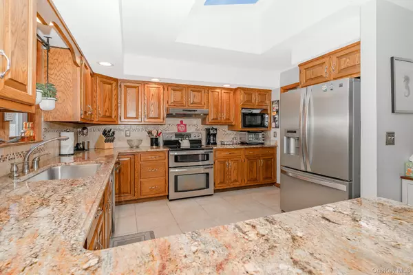 Massapequa, NY 11758,3 Roxbury LN