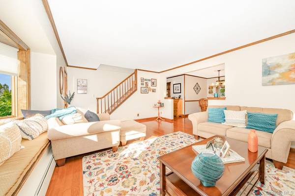 Massapequa, NY 11758,3 Roxbury LN