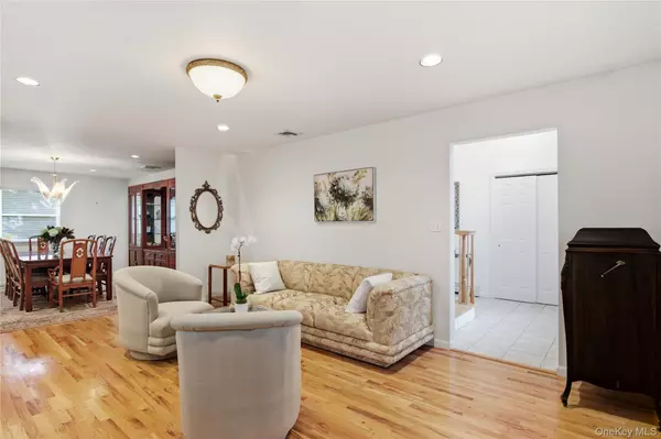 Manhasset, NY 11030,17 Highland TER