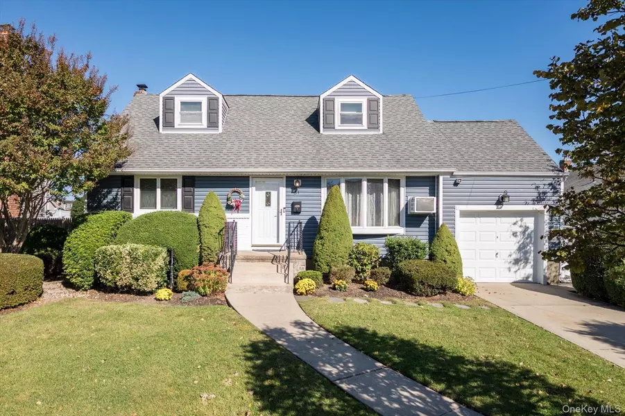 31 Walnut AVE, South Farmingdale, NY 11735