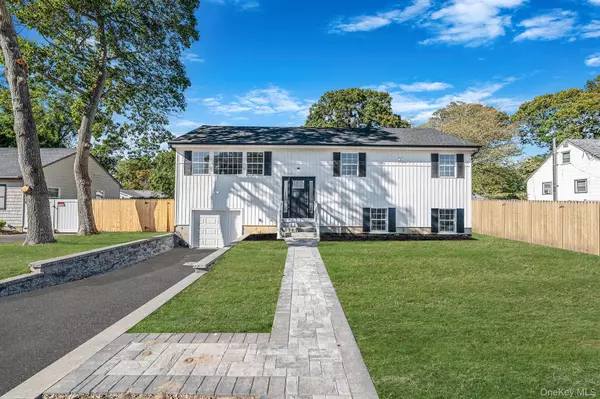 31 Harrison DR, Shirley, NY 11967