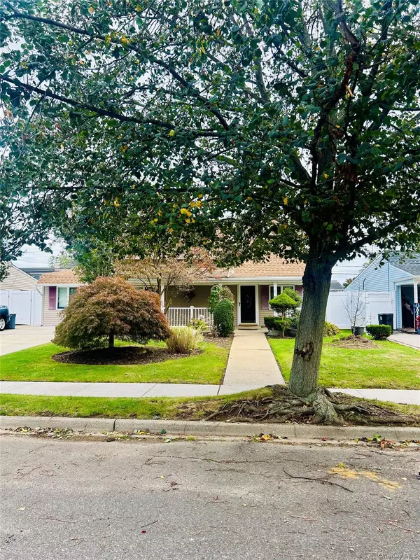 Wantagh, NY 11793,27 Wildflower LN