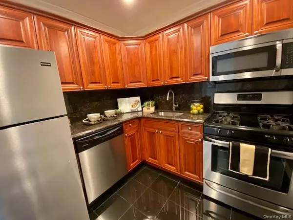 Bay Shore, NY 11706,305 Brook AVE #305-2A