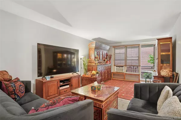 Jackson Heights, NY 11372,35-50 85 St #3D