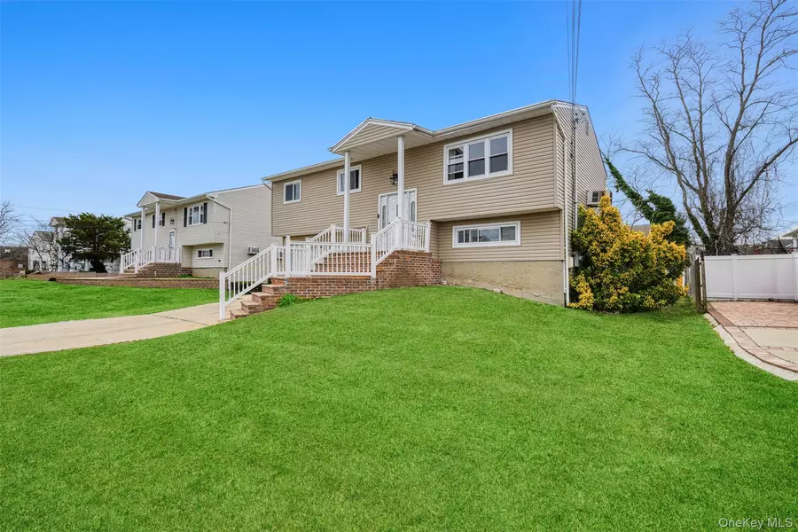 3 Ozone PL, Massapequa, NY 11758