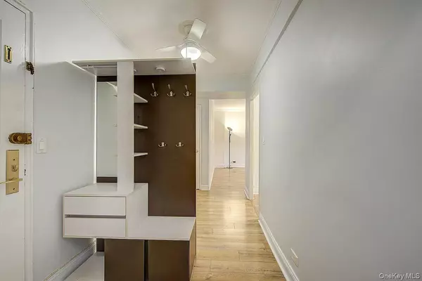 Forest Hills, NY 11375,67-76 Booth ST #4F