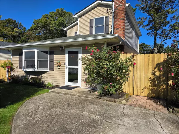 Shirley, NY 11967,73 Saint George DR