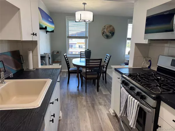 Long Beach, NY 11561,560 W Broadway #3H