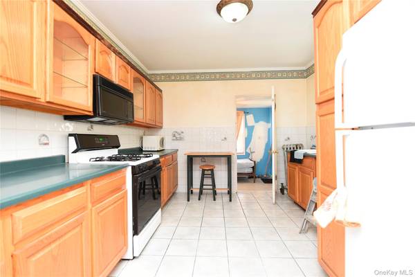 Woodhaven, NY 11421,86-09 76th ST